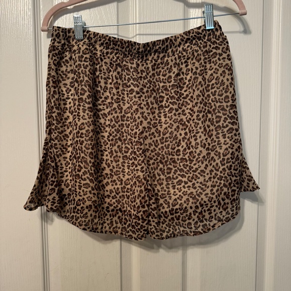 Leopard Print Ruffle Shorts - Picture 2 of 4